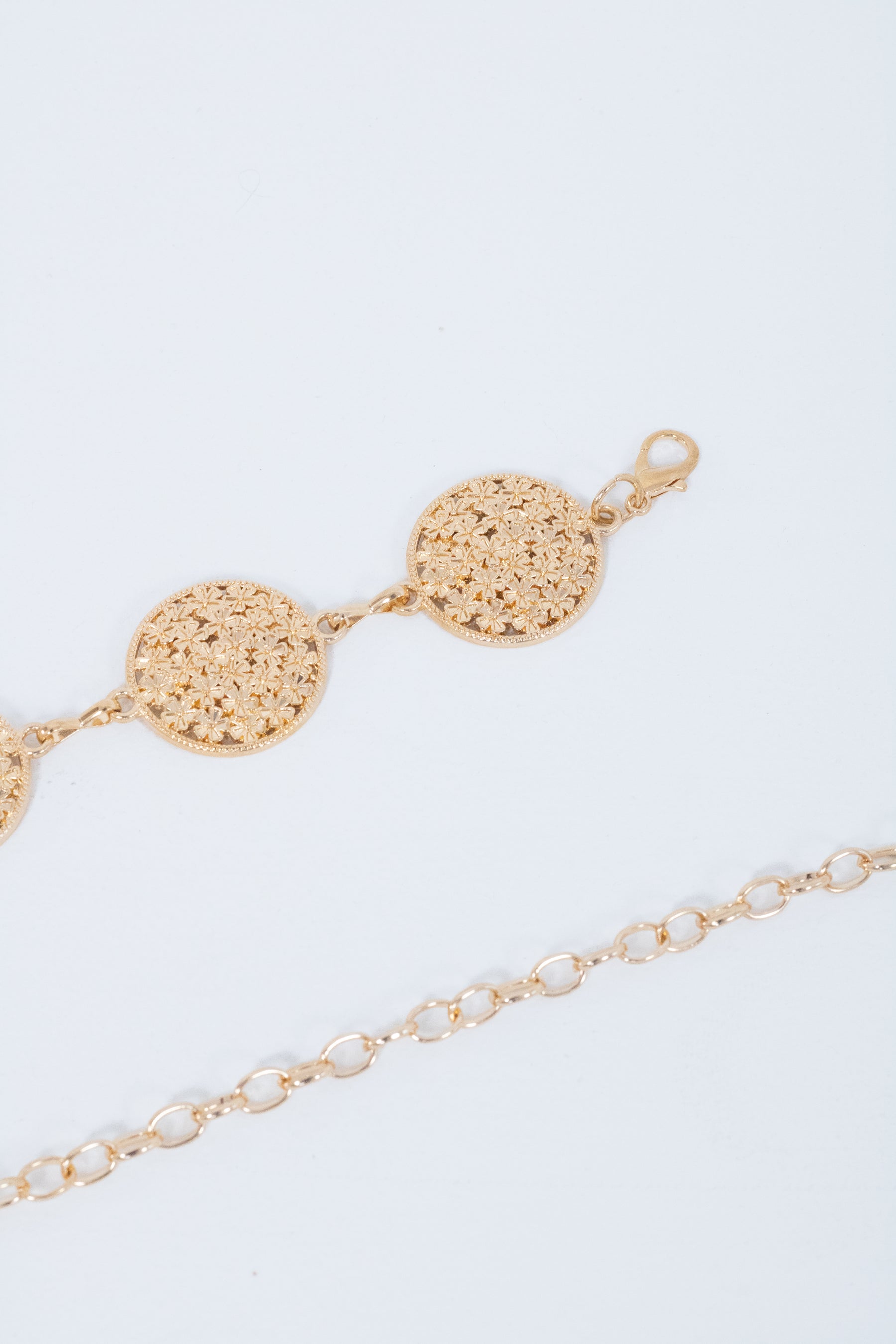 Cinto em Metal Dourado Floral