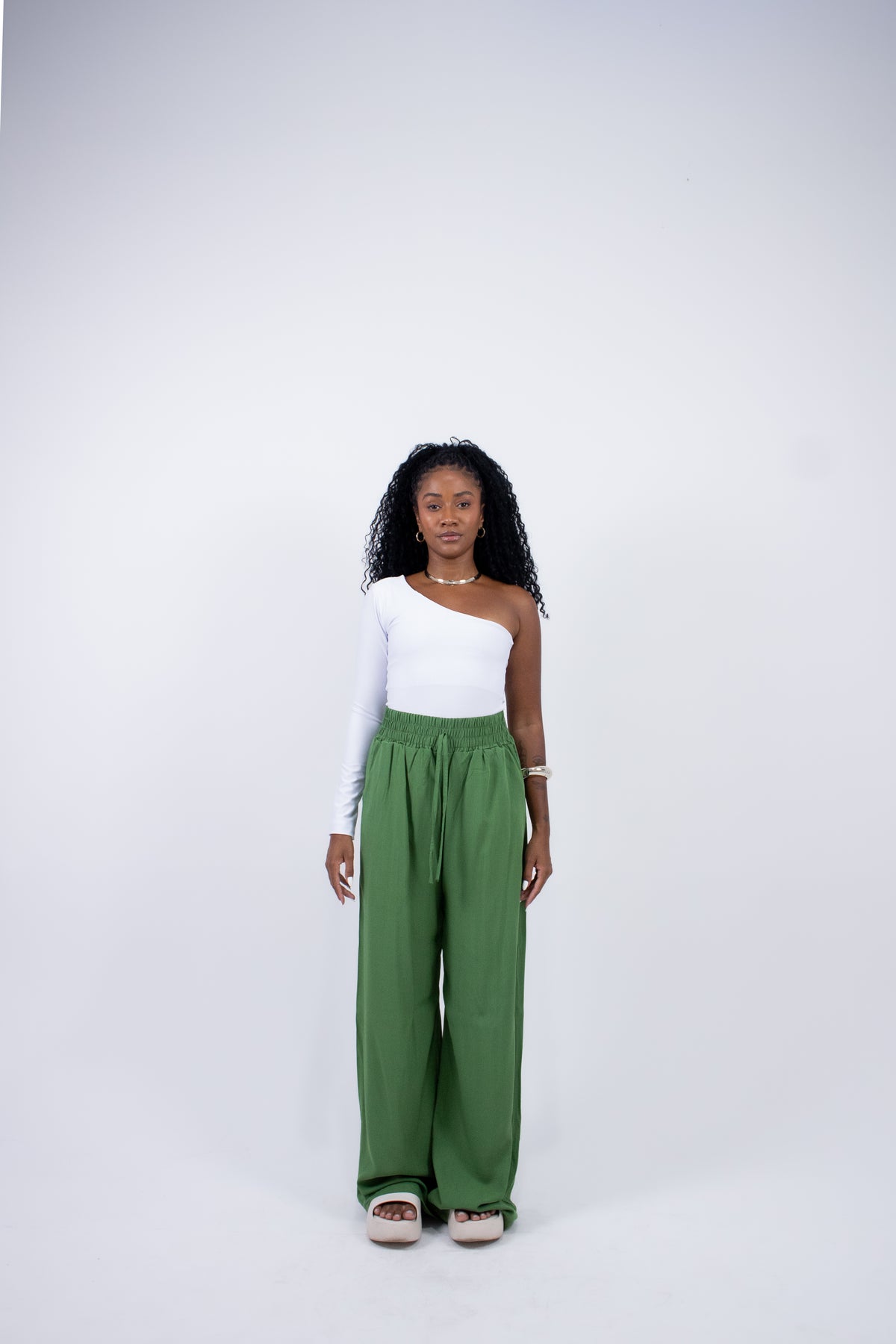 Calça Pantalona em Viscose com Cós Alto